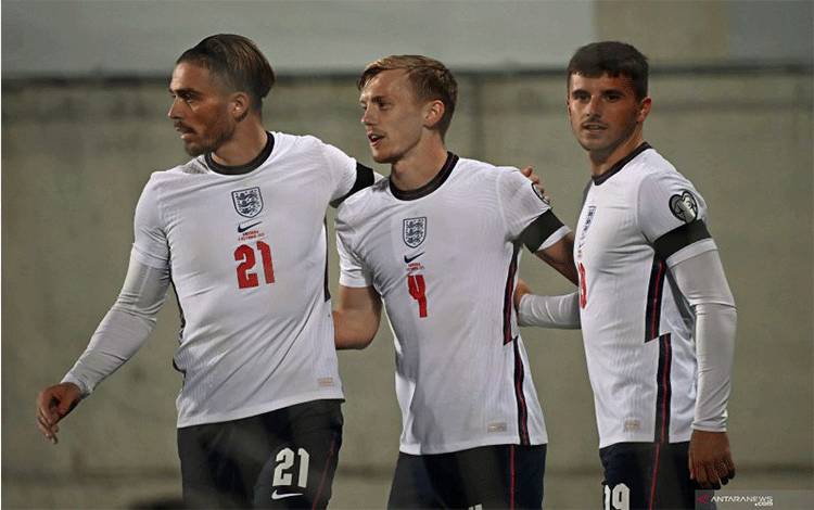 Gelandang timnas Inggris James Ward-Prowse (tengah) merayakan gol dengan rekannya dalam lanjutan laga Kualifikasi Piala Dunia 2022 Grup I lawan Andorra di Estadi Nacional stadium in Andorra la Vella, pada 10 Oktober 2021. ANTARA/AFP/LIONEL BONAVENTURE