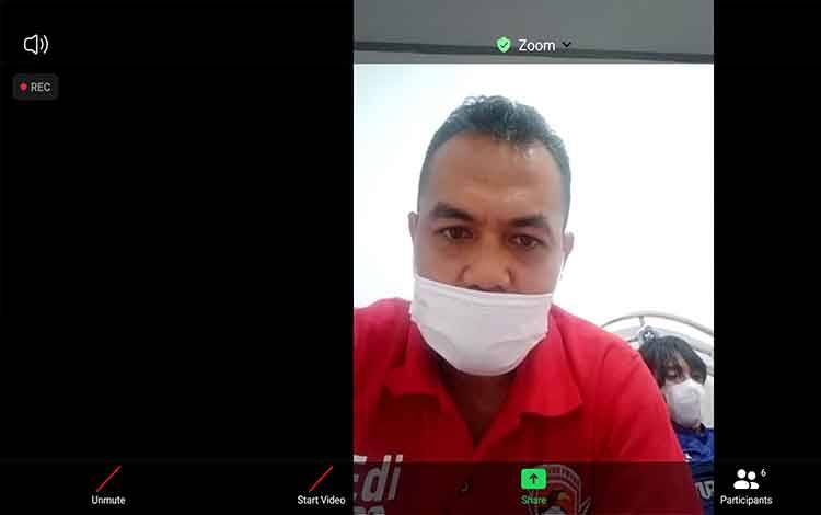 Coach Kalteng Putra Edi Sibung saat zoom meeting, Minggu, 10 Oktober 2021.