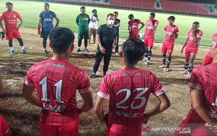 Skuad pemain Kalteng Putra berfoto melaksanakan uji coba di Stadion Tuah Pahoe, dengan dua klub lokal yang berada di Kota Palangka Raya, Minggu (3/10/2021). ANTARA/Adi Wibowo