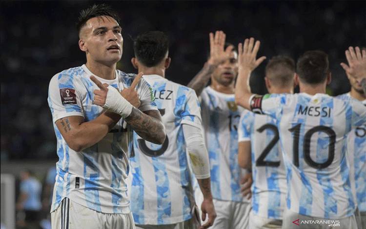 Dokumentasi - Lautaro Martinez (kiri) melakukan selebrasi usai cetak gol ketiga Argentina dalam pertandingan lawan Uruguay di Kualifikasi Piala Dunia 2022 zona CONMEBOL di El Monumental, Buenos Aires pada 11 Oktober 2021. ANTARA/AFP/JUAN MABROMATA
