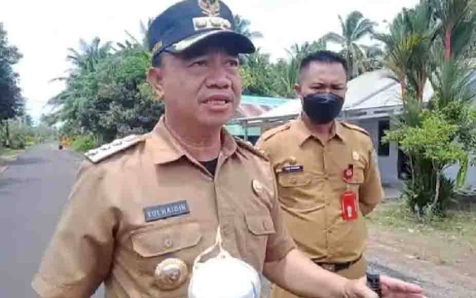 Bupati Seruyan Yulhaidir saat berada di Jalan A Romani Kuala Pembuang, Senin, 11 Oktober 2021.