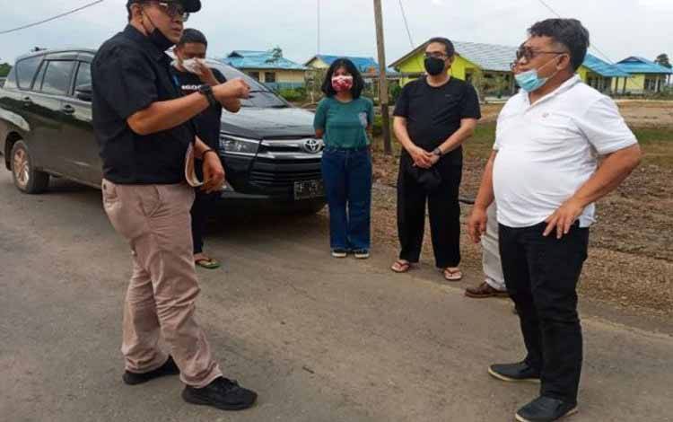 Sekretaris Bappedalitbang Kabupaten Pulang Pisau Hendri Arroyo menerima kunjungan Tim Direktorat Pangan dan Pertanian Kementerian Perencanaan Pembangunan Nasional (PPN)/ Bappenas di Desa Belanti Siam Kecamatan Pandih Batu, Pulang Pisau, Sabtu (9/10/2021)
