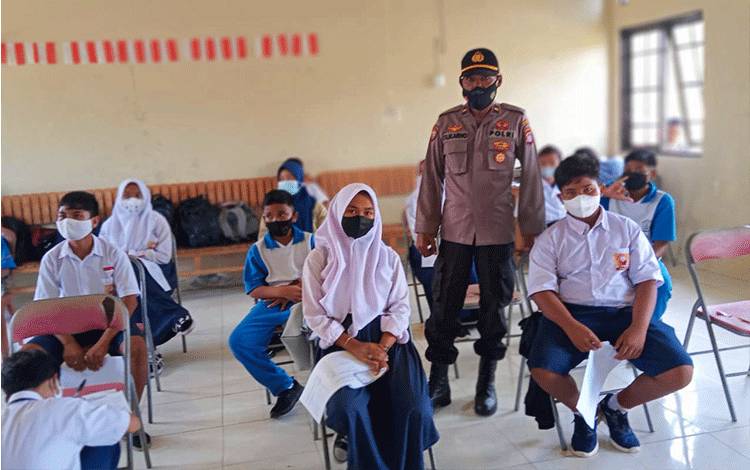 Polisi Dampingi Vaksinasi Ratusan Pelajar dan Masyarakat Rakumpit?
