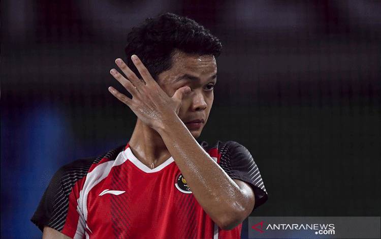 Pebulutangkis tunggal putra Indonesia Anthony Sinisuka Ginting mengusap matanya saat melawan tunggal putra China Chen Long dalam semifinal Olimpiade Tokyo 2020 di Musashino Forest Sport Plaza, Tokyo, Jepang, Minggu (1/8/2021). Anthony Sinisuka Ginting gagal melaju final setelah kalah 16-21, 11-21. Ia akan menghadapi Kevin Cordon dari Guatemala dalam perebutan medali perunggu. ANTARA FOTO/Sigid Kurniawan/aww.