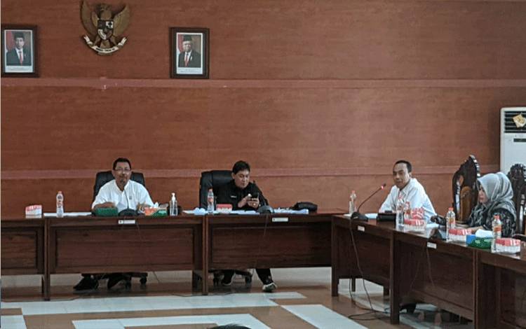 Wakil Ketua I Bapemperda DPRD Kapuas, Rosihan Anwar saat pimpin rapat finalisasi Raperda tentang Prokes, bertempat di ruang rapat gabungan dewan.
