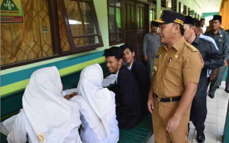 Gubernur Kalteng, Sugianto Sabran saat melakukan kunjungan dan ke sekolah sebelum pandemi Covid-19.