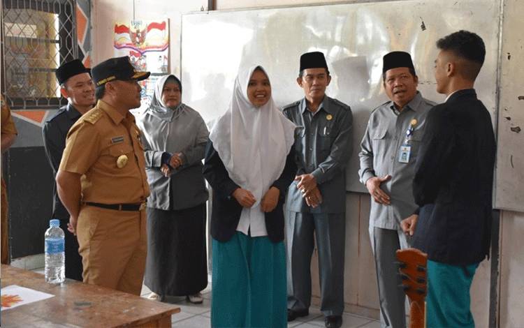 Gubernur Kalteng, Sugianto Sabran saat melakukan kunjungan ke sekolah sebelum pandemi Covid-19.