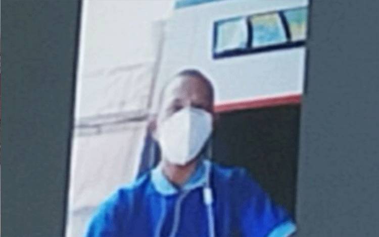 Terdakwa saat menjalani sidang tuntutan di Pengadilan Negeri Palangka Raya.