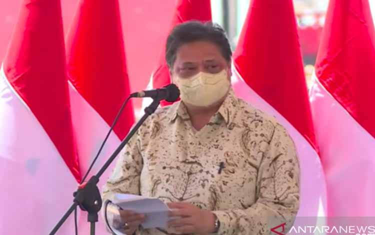 Menko Bidang Perekonomian Airlangga Hartarto dalam laporannya kepada Presiden Joko Widodo saat peletakan batu pertama (groundbreaking) smelter Freeport Indonesia di Gresik, Selasa (12/10/2021)