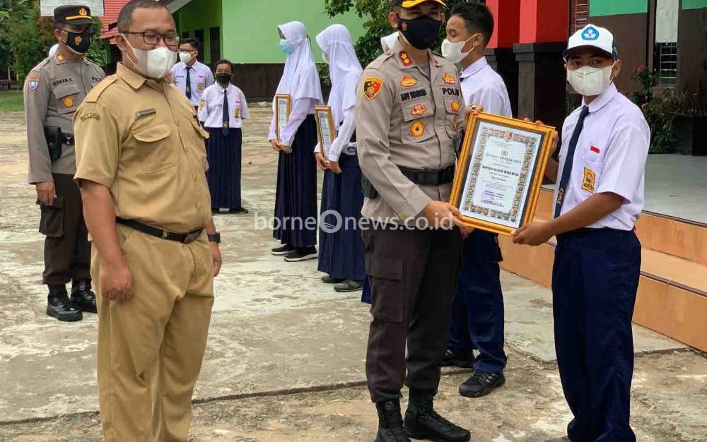 Kapolres Seruyan Beri Motivasi Pelajar SMPN 1 Kuala Pembuang untuk Tingkatkan Prestasi