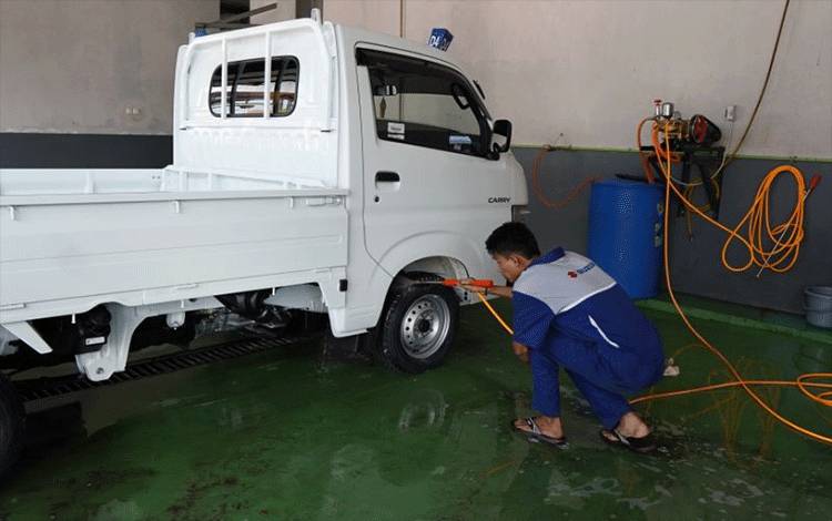 Merawat kendaraan Suzuki New Carry Pikap (ANTARA/ho)