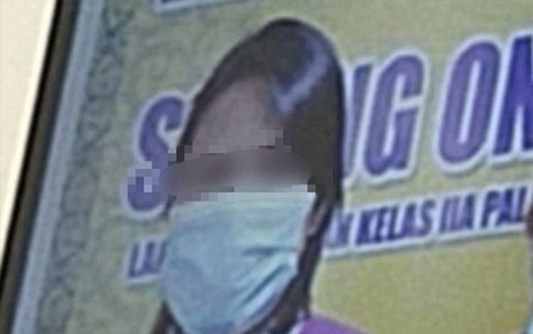Terdakwa saat menjalani sidang putusan secara virtual di PN Palangka Raya.