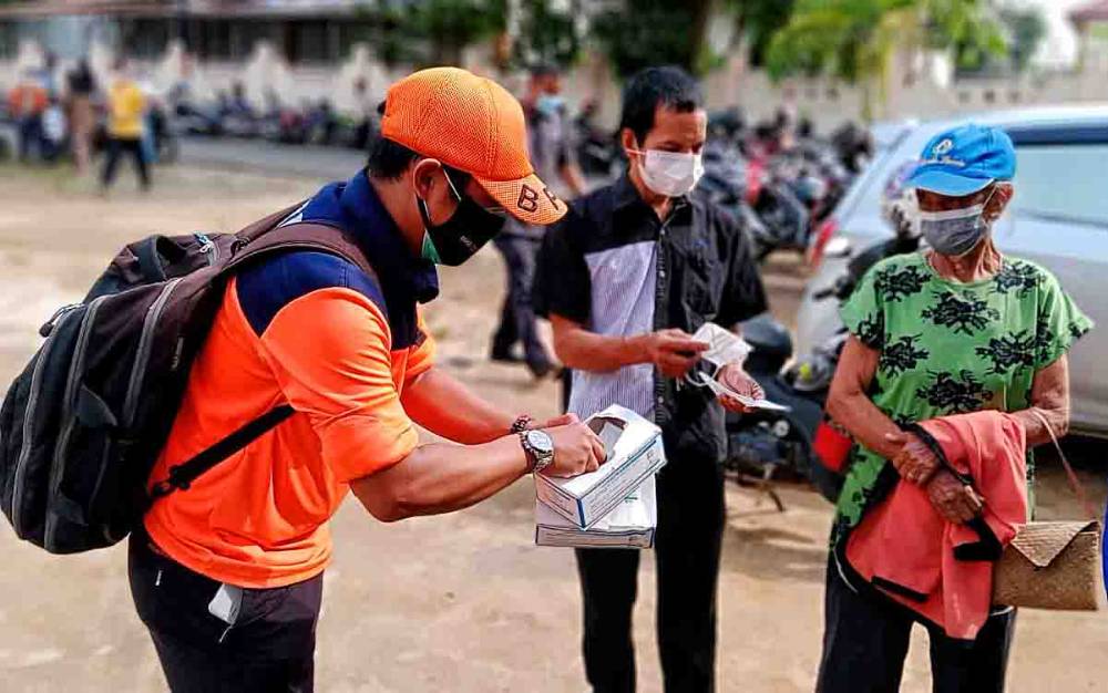 Dampingi Vaksinasi Gerai Presisi BPBD Damkar Bagikan Masker