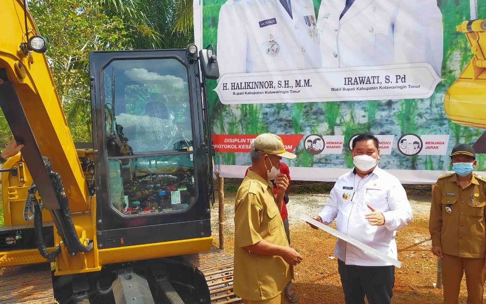 Bupati Minta Bantuan Excavator Dirawat dan Dijaga Dengan Baik