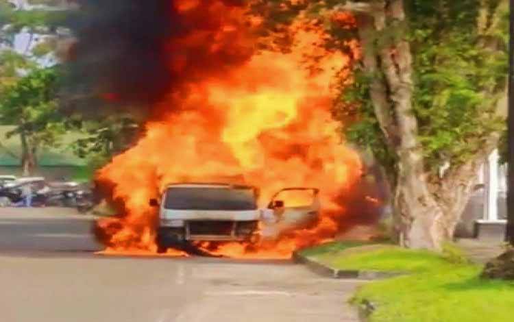 Mobil Terbakar di Palangka Raya, 3 Orang Luka Bakar