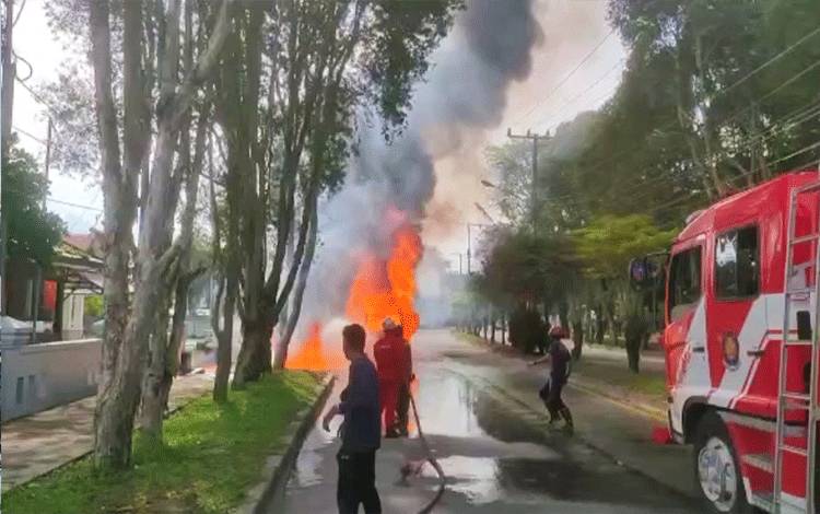 Sopir Mobil Terbakar Melarikan Diri, Identitas belum Diketahui
