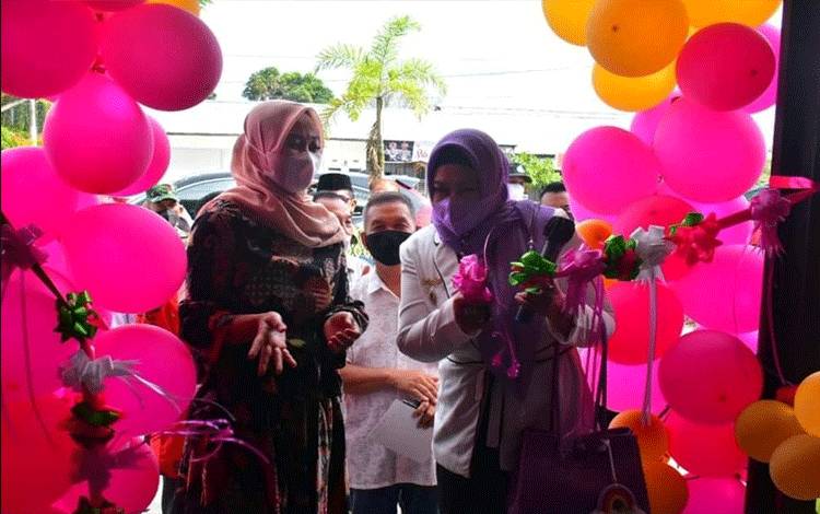 Wakil Wali Kota Palangka Raya Umi Mastikah saat meresmikan Cafe Asyiq.