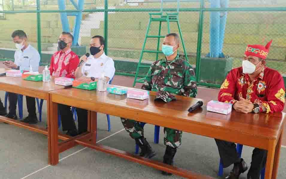 Bupati Seruyan, Yulhaidir saat memberikan arahan pada mediasi sengketa tanah adat antara masyarakat dan manajemen PT Hutanindo Lestari Raya Timber.
