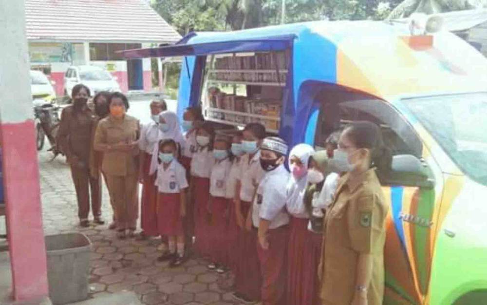 Mobil Perpustakaan Keliling Kapuas Sambangi Sekolah untuk Tambah Wawasan Siswa