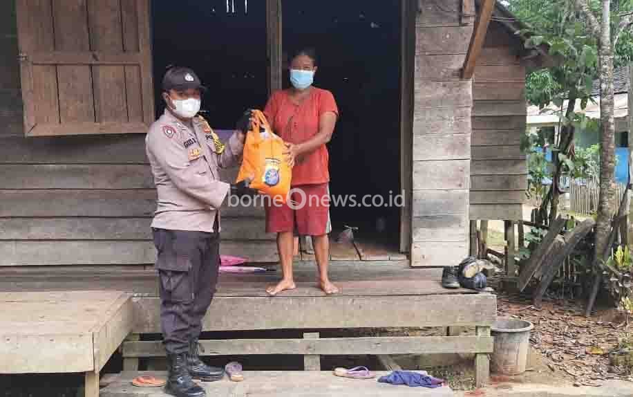 Kapolsek Seruyan Hulu Bagikan Bingkisan untuk Warga Kurang Mampu