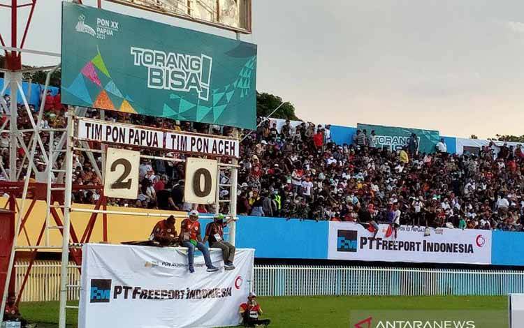Papan skor di Stadion Mandala, Kota Jayapura, memperlihatkan tim sepak bola putra Papua unggul 2-0 atas Aceh hingga akhir babak pertama final PON Papua, Kamis (14/10/2021)