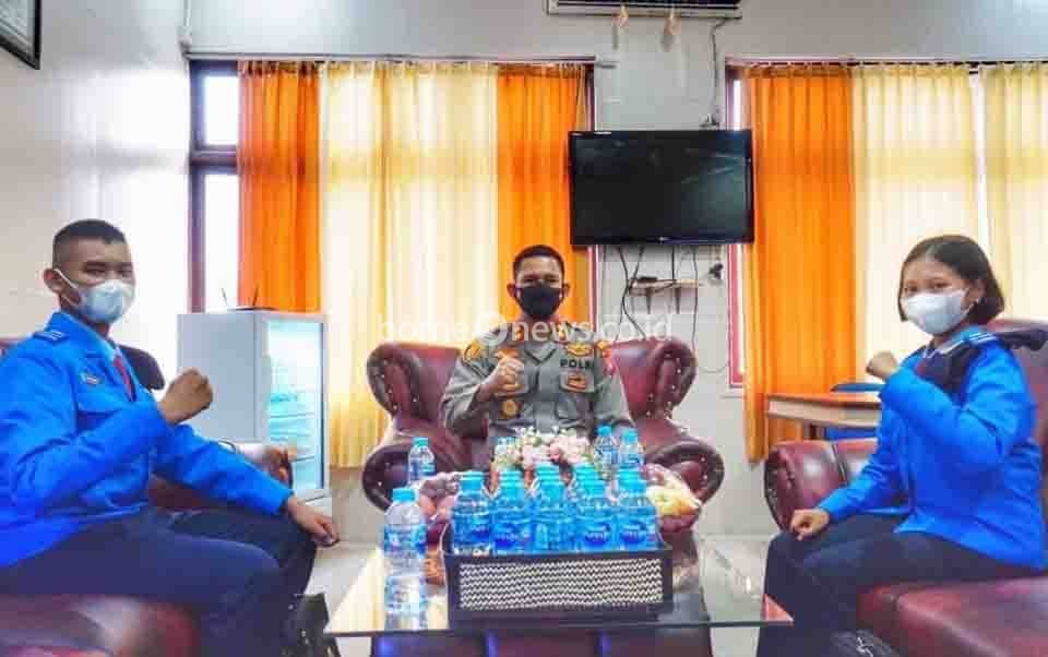 2 siswa SMA Taruna Nusantara asal Seruyan saat mewawancarai Kapolres Seruyan, AKBP Bayu Wicaksono.