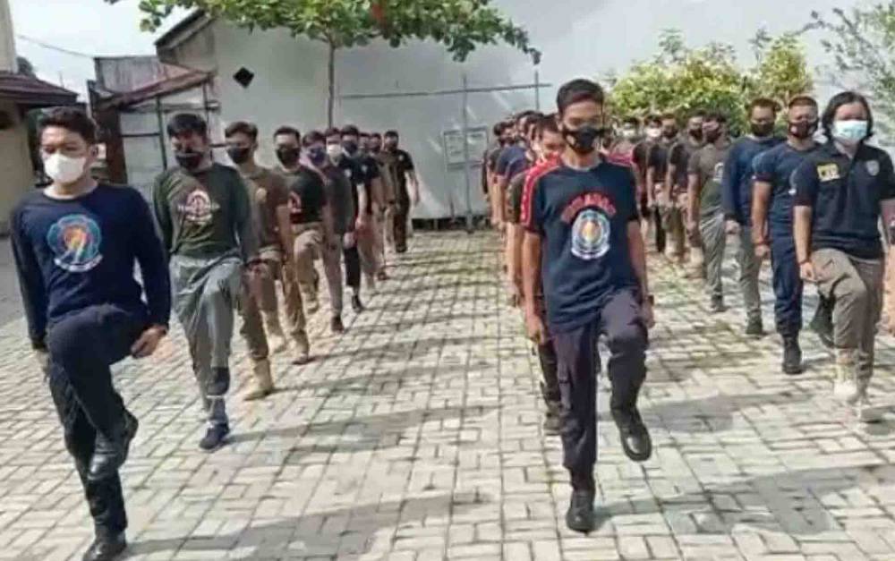 Anggota Satpol PP dan Damkar Kapuas saat mengikuti pelatihan baris-berbaris pada Jumat, 15 Oktober 2021.