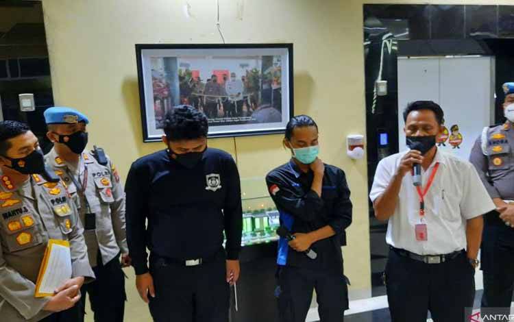 Oknum Polisi Brigadir NP (ketiga kiri) secara terbuka meminta maaf terhadap korban MFA (ketiga kanan) dan keluarganya atas insiden penganiayaan mahasiswa aksi demonstrasi di Puspemkab Tangerang