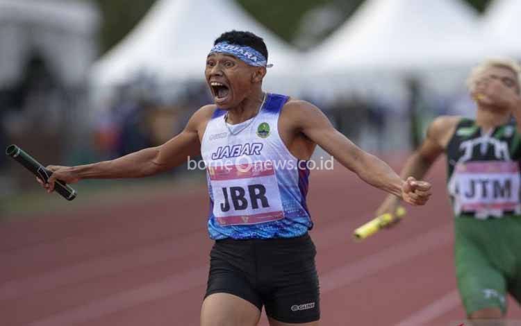 Pelari Jawa Barat Sumatroleko berselebrasi usai menang dalam final lari 4x400 meter estafet putra PON Papua di Stadion Atletik Mimika Sport Center, Kabupaten Mimika, Papua, Kamis (14/10/2021). Tim Jawa Barat meraih medali emas, sementara tim Jawa Timur meraih medali perak dan tim Jawa Tengah meraih medali perunggu.