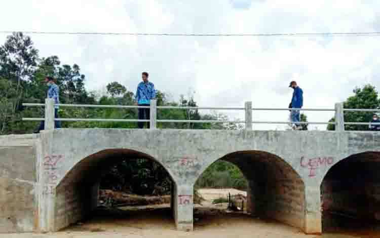 Pemerintah Desa Lemo II Bangun Turap Gorong-Gorong Sungai Toras