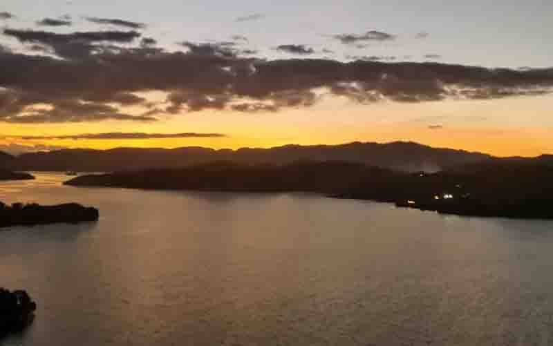 Wisatawan Nikmati Pesona Danau Sentani di Malam Penutupan PON Papua