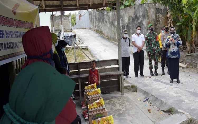 Bupati Kobar, Nurhidayah saat menyalurkan Bansos pada warga usai menjalani isoman