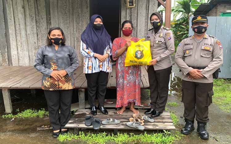 Polwan Polres Seruyan Berbagi Sembako