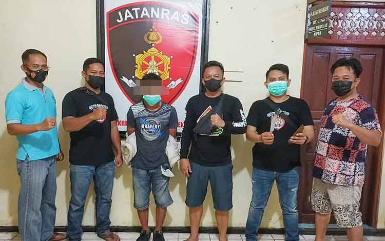 Personel Polsek Dusun Tengah Amankan Seorang Pria Bawa Belati di Pinggang