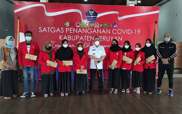 Bupati Seruyan Serahkan Bantuan untuk Mahasiswa Selesaikan Tugas Akhir