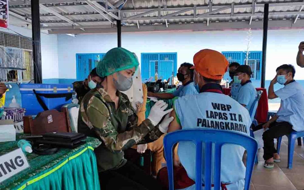 Napi Lapas Kelas IIA Palangka Raya Jalani Vaksinasi