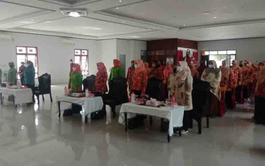 DWP Sukamara Gelar Pelatihan Ekonomi Kreatif Membatik dengan Daun