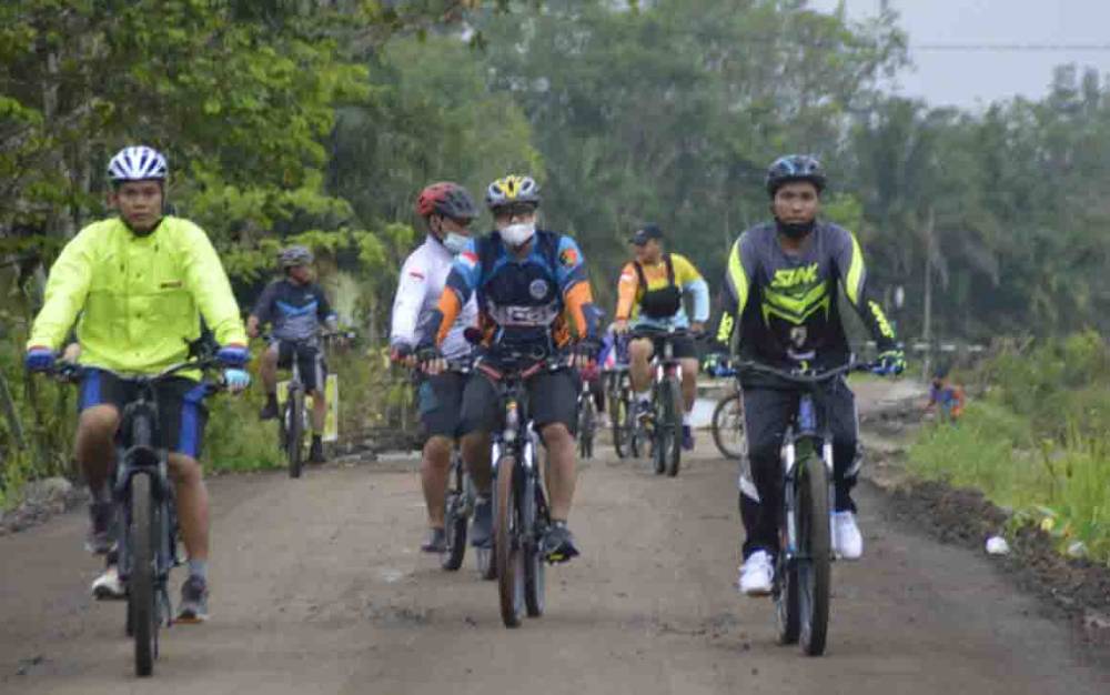 Kapolres Katingan Jalin Keakraban dengan Anggota Melalui Olahraga Sepeda