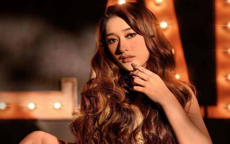 Keluar dari Zona Nyaman, Amanda Caesa Rilis Lagu Berbahasa Indonesia