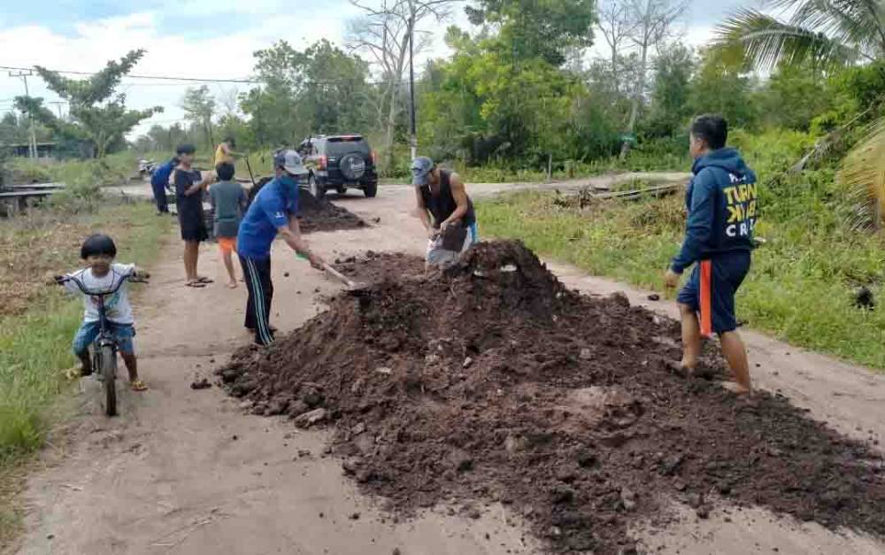 Dinas PUPR Kota Palangka Raya Bantu Penimbunan Jalan AMD Petuk Katimpun