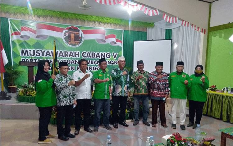 Ketua DPC PPP Katingan H Hanafi (baju putih)? foto bersama Wakil Bupati Sunardi Litang dan pengurus partai lainnya pada pembukaan Muscab DPC PPP,? Minggu,? 17 Oktober 2021.