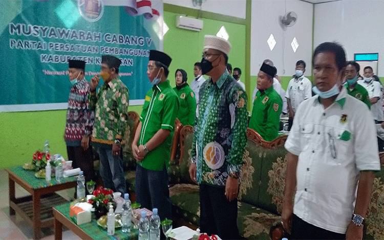 Ketua DPC PPP Kabupaten Katingan H Hanafi (baju putih) bersama Wakil Bupati Sunardi Litang dan petinggi parpol menghadiri muscab di aula Citra Katingan.