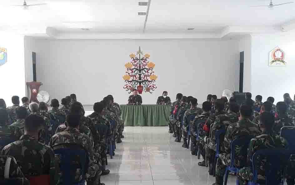 Dandim 1016 Palangka Raya Kolonel Inf Rofiq Yusuf memberikan pengarahan kepada para personelnya? ?