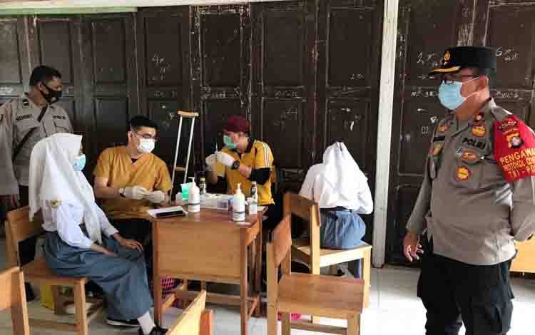 Gerai Vaksinasi Massal Polres Kapuas Sasar Pelajar di SMKN 1 Kuala Kapuas