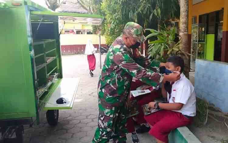Babinsa Arsel Edukasi Anak Patuhi Prokes Sambil Ajak Gemar Membaca