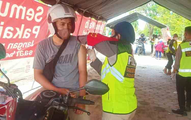 Warga Mulai Berkurang Jalani Vaksinasi Drive Trhu di Palangka Raya