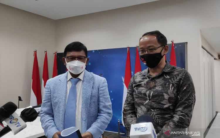 Menteri Komunikasi dan Informatika, Johnny G. Plate (kiri) dan Ketua Komisi Hubungan Antar Lembaga dan Luar Negeri Dewan Pers, Agus Sudibyo, ditemui di Rumah Dinas Menkominfo di Jakarta Selatan, Selasa (19/10). (ANTARA/Natisha Andarningtyas)