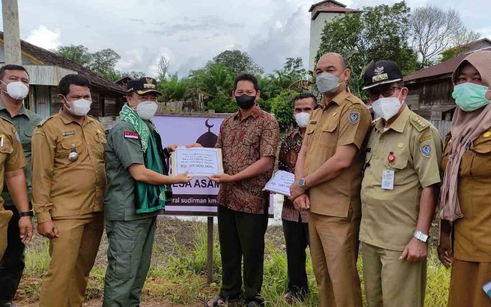 Bupati Seruyan Serahkan Bantuan Rumah Ibadah di Empat Kecamatan
