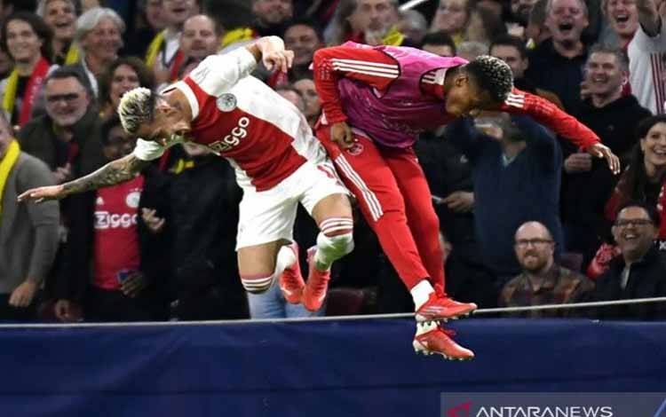 Penyerang sayap Ajax Antony Matheus (kiri) melakukan selebrasi bersama David Neres seusai mencetak gol ke gawang Borussia Dortmund dalam laga lanjutan Grup C Liga Champions di Stadion Johan Cruijff Arena, Amsterdam, Belanda, Selasa (19/10/2021) waktu setempaT