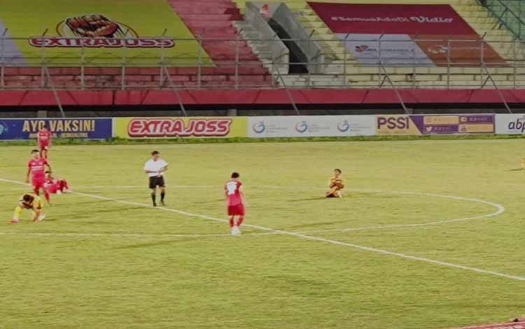 Pertandingan Mitra Kukar melawan Kalteng Putra, grup D Liga 2 Liga Indonesia Baru (LIB) di Stadion Tuah Pahoe, Senin malam 19 Oktober 2021